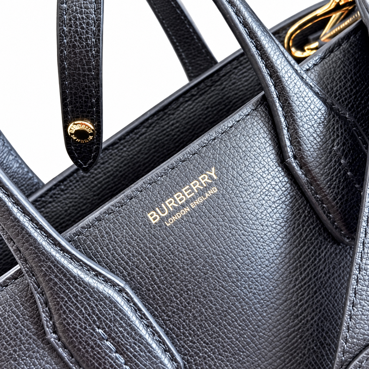 Burberry Versatile Crossbody Bag for Everyday Style